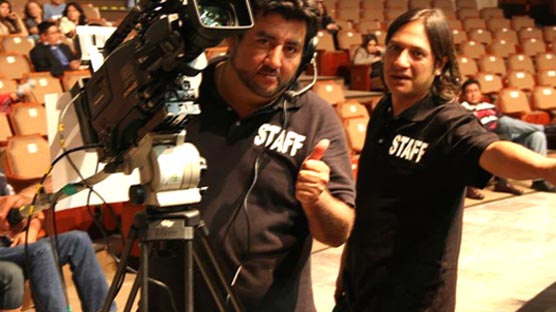 Crew de cámara en auditorio
